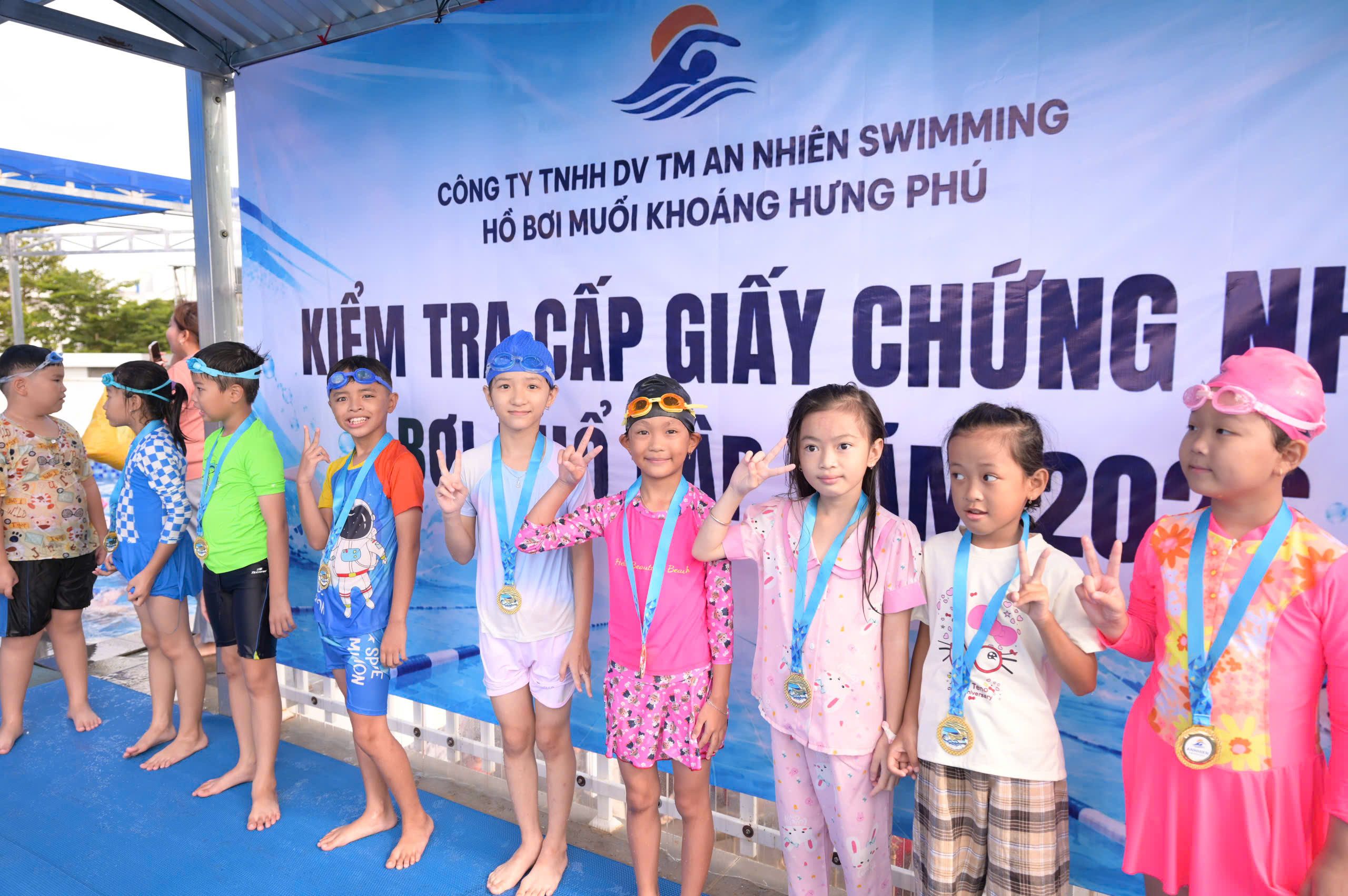 Phường Phú Tân kiểm tra, cấp giấy chứng nhận bơi an toàn cho 97 học sinh  