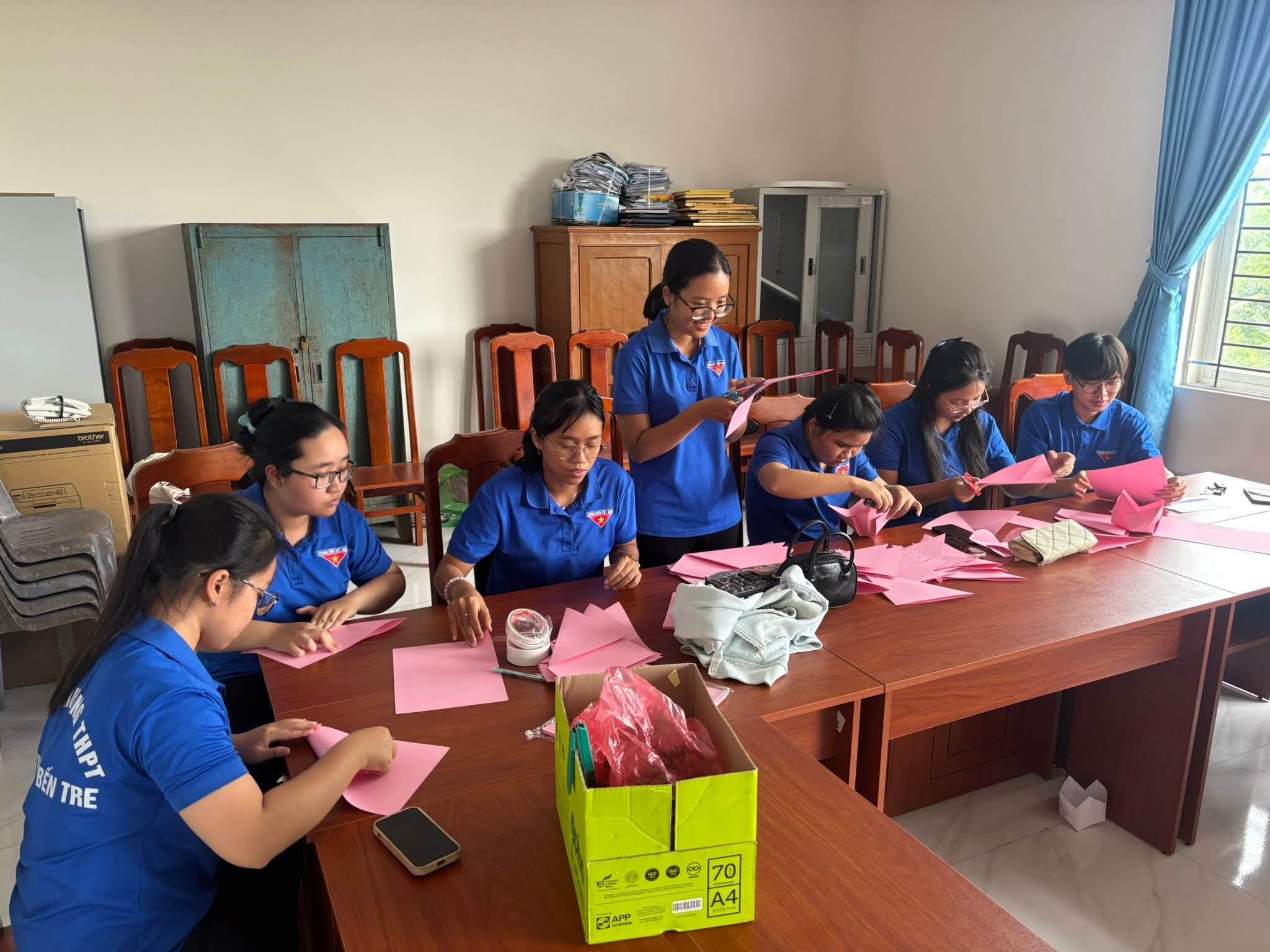 Đoàn viên phường Phú Tân làm hoa đăng chuẩn bị Lễ thắp nến tri ân 27/7