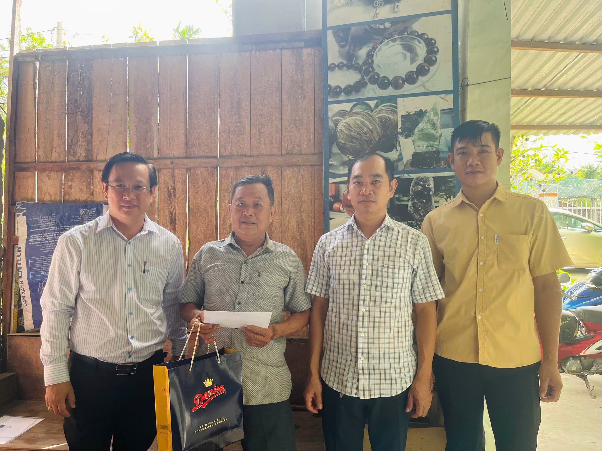 Ông Nguyễn Minh Phương, Chủ tịch Ủy ban nhân dân phường Phú Tân thăm, tặng quà gia đình chính sách nhân kỷ niệm 79 năm Ngày Thương binh - Liệt sĩ