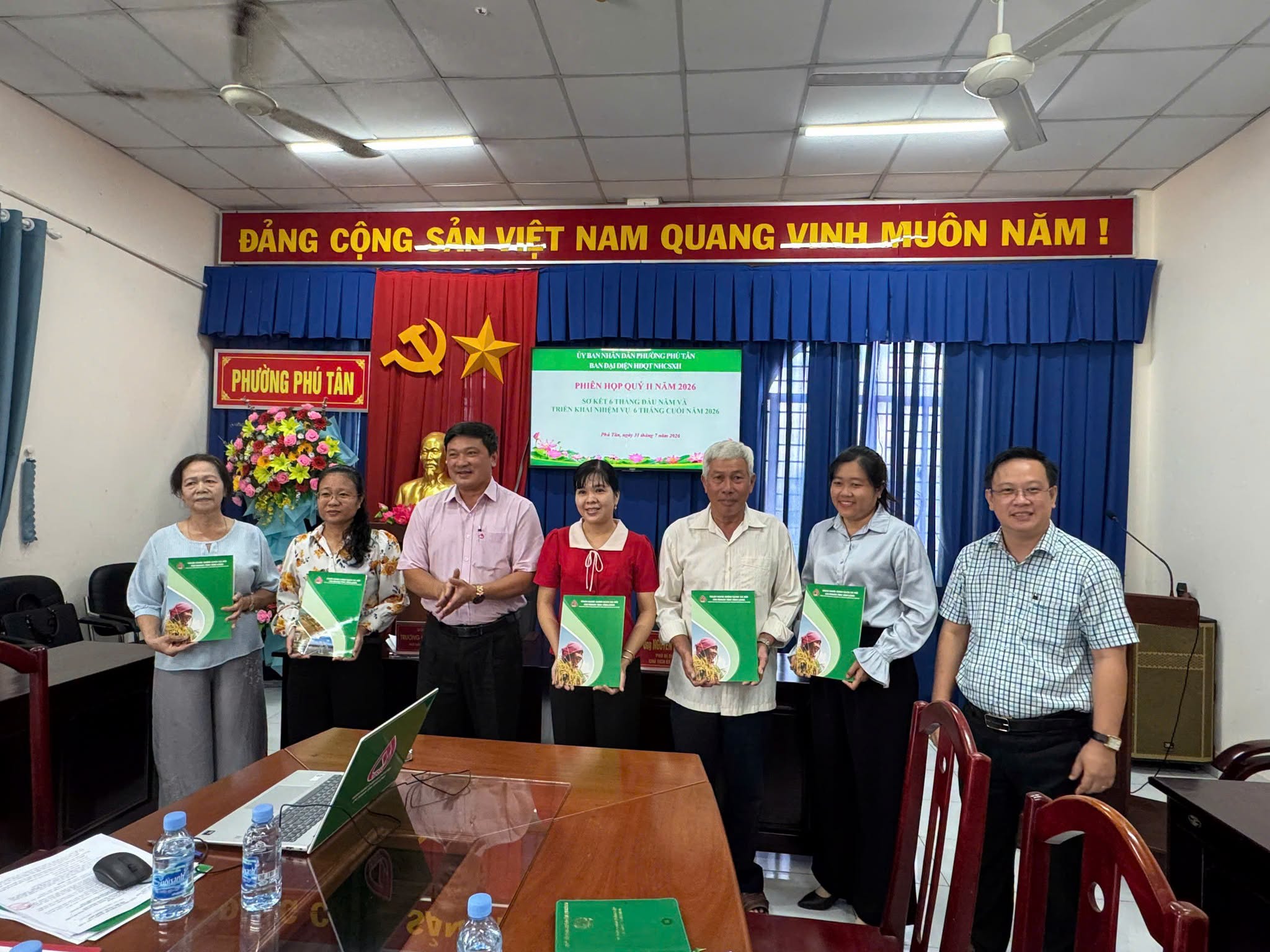 Ban đại diện Hội đồng quản trị Ngân hàng Chính sách xã hội phường Phú Tân sơ kết hoạt động 6 tháng đầu năm 2026