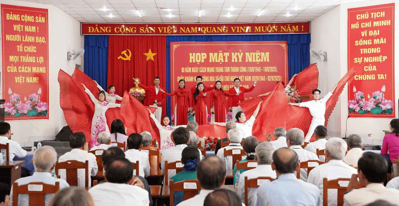 Phường Phú Tân long trọng tổ chức họp mặt kỷ niệm 80 năm Ngày Cách mạng tháng Tám thành công, Quốc khánh nước Cộng hòa xã hội chủ nghĩa Việt Nam và trao Huy hiệu Đảng đợt 02/9