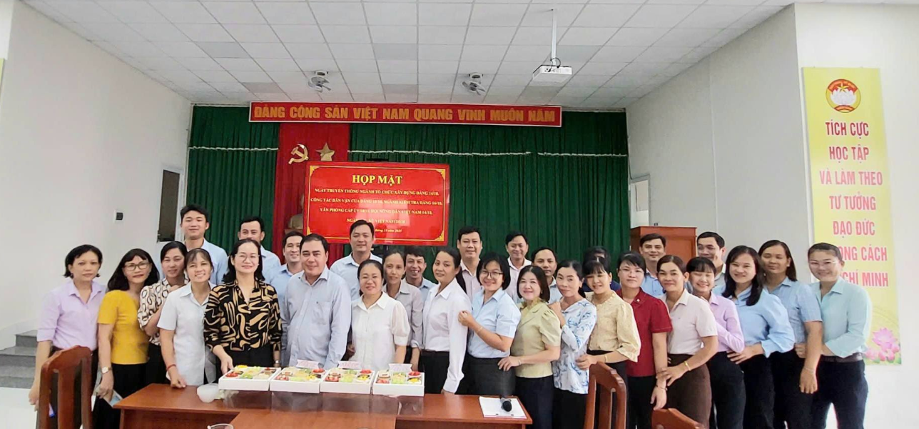 Đảng ủy phường Phú Tân họp mặt kỷ niệm Ngày truyền thống 95 năm các Ban xây dựng Đảng và 77 năm Ngành Kiểm tra của Đảng, gắn với kỷ niệm Ngày Phụ nữ Việt Nam 20/10; Ngày Nông dân Việt Nam 14/10