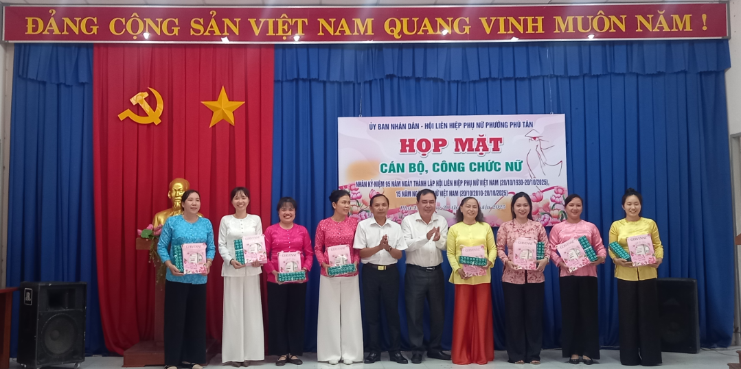 Phường Phú Tân: Tổ chức họp mặt cán bộ, công chức nữ nhân dịp kỷ niệm 95 năm Ngày thành lập Hội Liên hiệp Phụ nữ Việt Nam (20/10/1930 - 20/10/2025) 