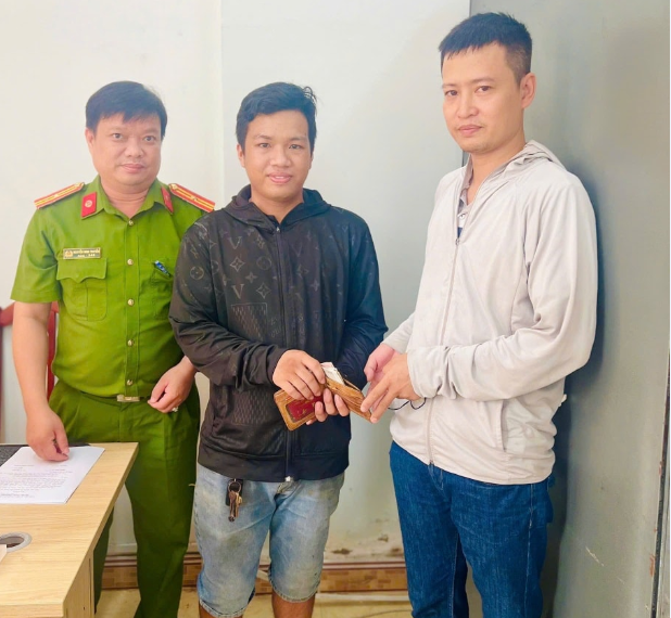 Gương người tốt việc tốt: Nhặt được của rơi trả lại cho người bị mất