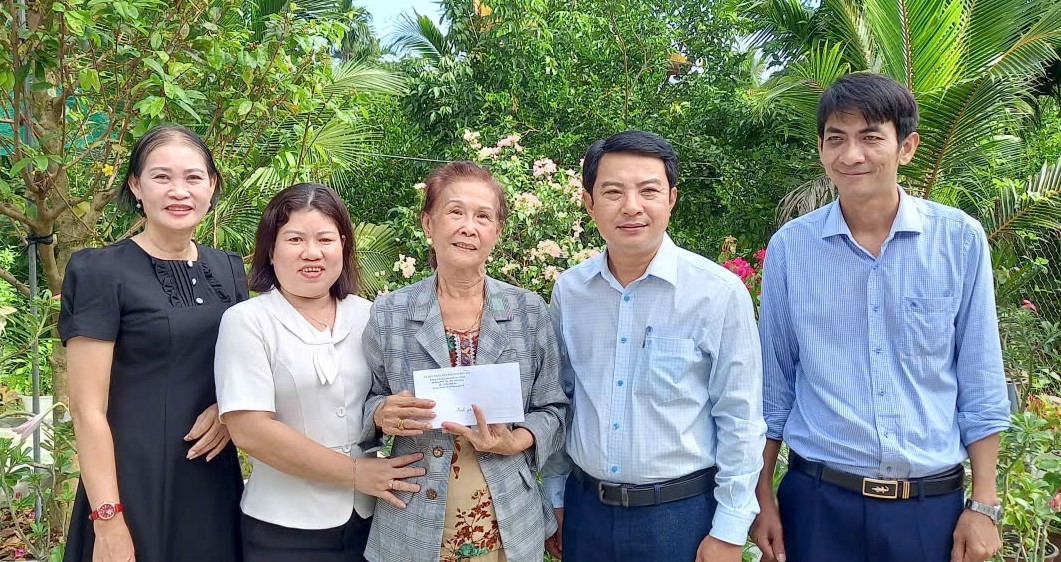 Ấm áp nghĩa tình tri ân: Lãnh đạo phường Phú Tân đến thăm cô Nguyễn Thị Mỹ Nhiên nhân dịp 20/11