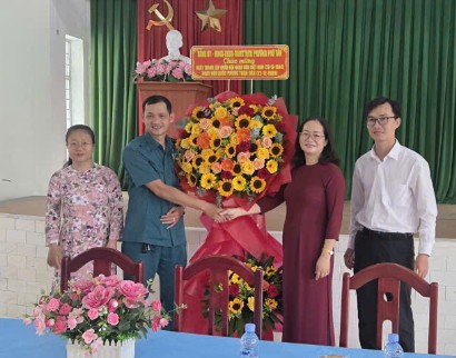 Lãnh đạo phường Phú Tân thăm, chúc mừng Ban Chỉ huy Quân sự phường nhân kỷ niệm 81 năm Ngày thành lập Quân đội nhân dân Việt Nam