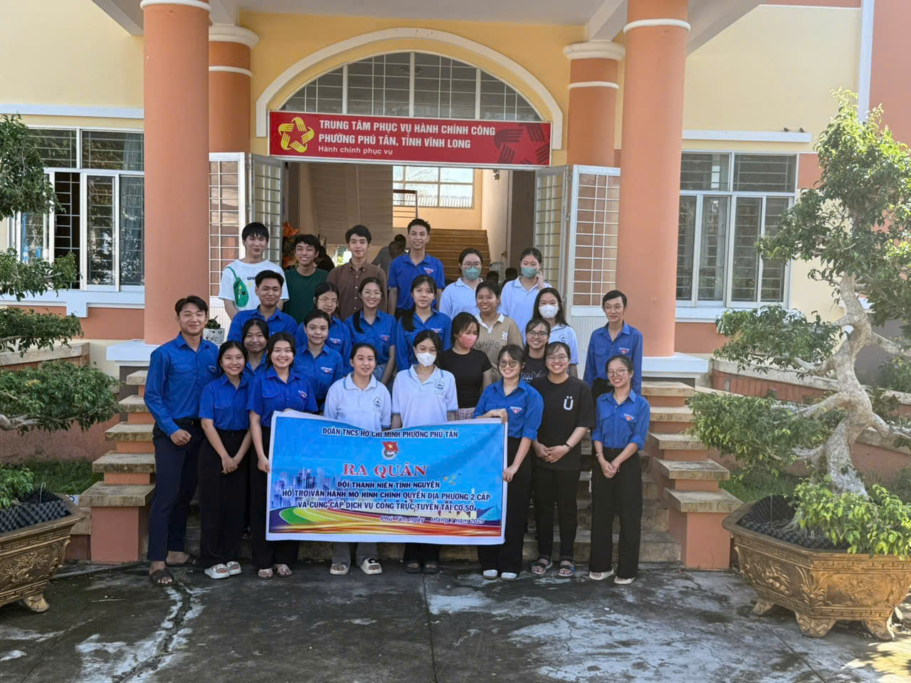 Đoàn Phường Phú Tân ra quân Đội hình Thanh niên tình nguyện hỗ trợ người dân thực hiện thủ tục hành chính