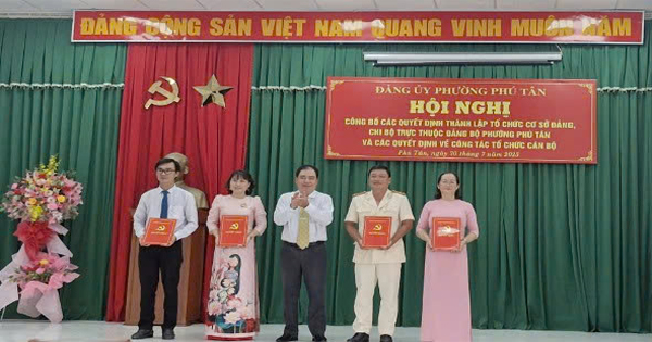 Hội nghị công bố các Quyết định thành lập cơ quan, đơn vị; các tổ chức cơ sở đảng trực thuộc Đảng ủy phường Phú Tân 