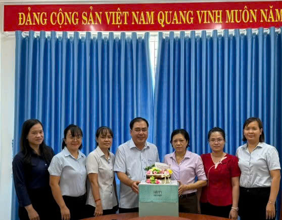 Đồng chí Bí thư Đảng ủy phường Phú Tân Chúc mừng kỷ niệm 95 năm ngày truyền thống ngành Tuyên giáo của Đảng (1/8/1930-1/8/2025)
