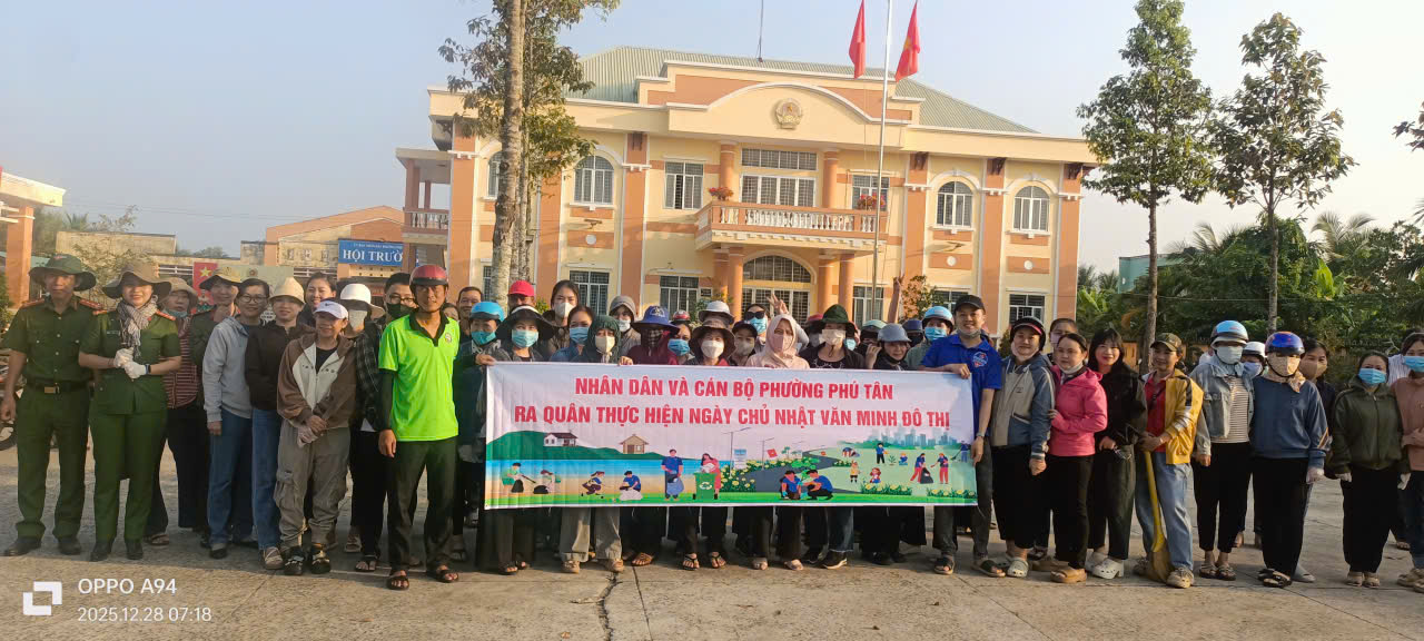 Nhân dân và Cán bộ phường Phú Tân ra quân thực hiện "Ngày Văn minh đô thị"