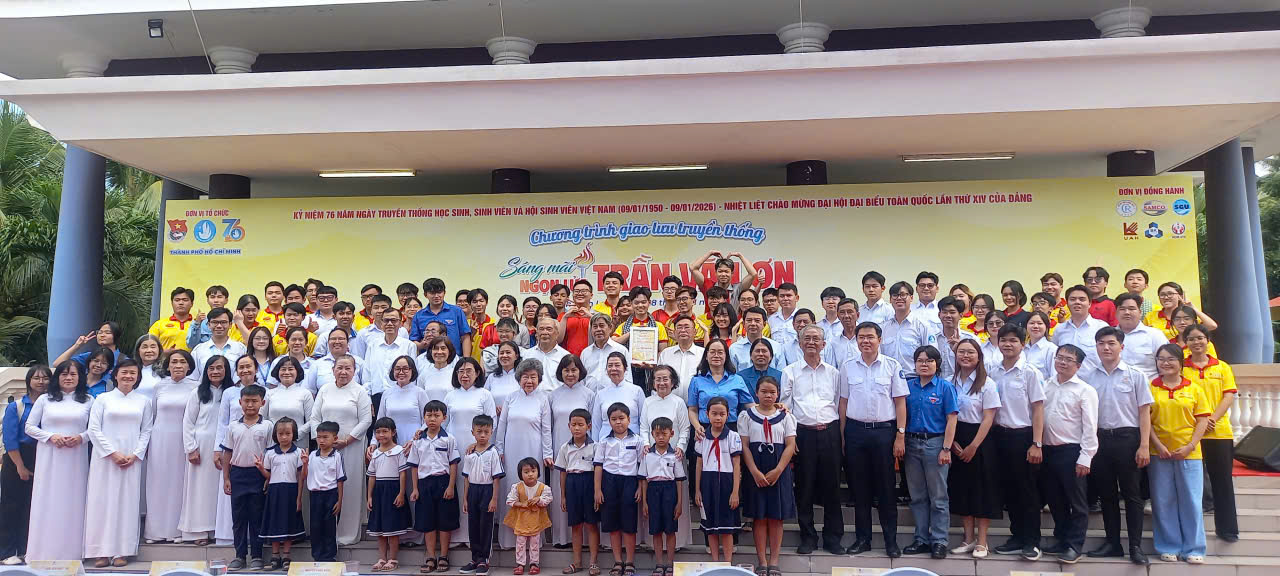 Phường Phú Tân đón đoàn đại biểu sinh viên Thành phố Hồ Chí Minh về nguồn, tri ân Liệt sĩ - Anh hùng lực lượng vũ trang nhân dân - Trần Văn Ơn