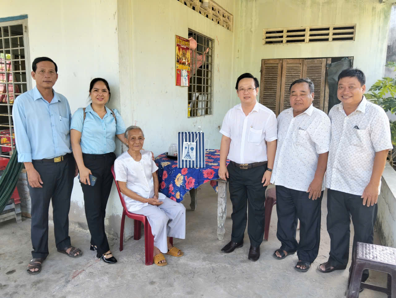 Ông Nguyễn Minh Phương – Chủ tịch UBND phường Phú Tân thăm, tặng quà gia đình chính sách có hoàn cảnh khó khăn nhân kỷ niệm 51 năm Ngày Giải phóng miền Nam, thống nhất đất nước